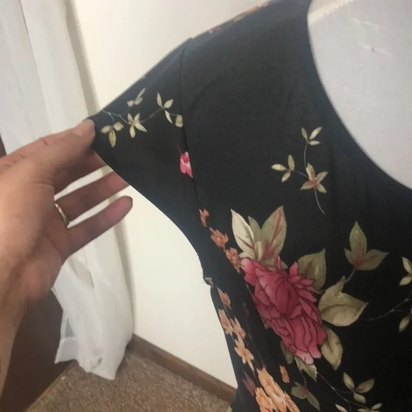 Kaileigh black floral short sleeve midi dress size medium - Picture 8 of 13